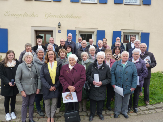 Gruppenfoto vor dem Gemeindehaus