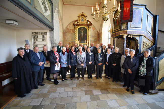 Die Jubilare im Altarraum der St. Veit Kirche