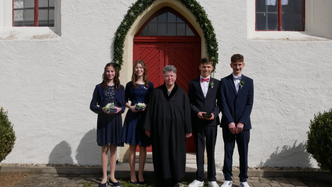 Die Konfirmanden vor dem Haupportal der Kirche St. Emmeram 